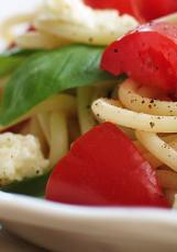 makaron spaghetti z pomidorami, mozzarellą i świeżymi listkami bazylii