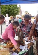 Degustacja wypieków z konkursu kulinarnego "Wypiek średniowieczny" zorganizowanego przez bibliotekę w Niemczy