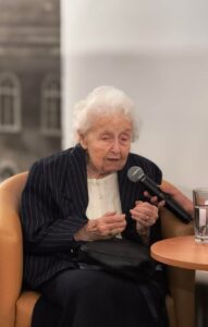 Na zdjeciu widoczna jest Doris Stempowska- 91 letnia mieszkanka Zamku Książ.