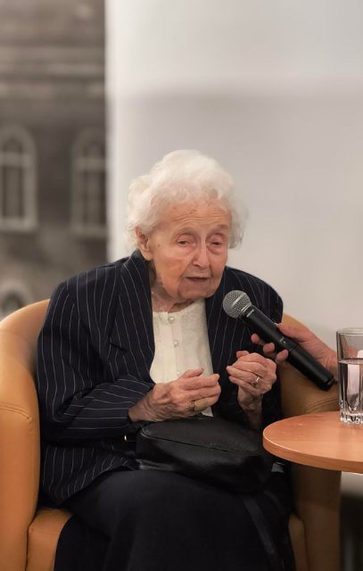 Na zdjeciu widoczna jest Doris Stempowska- 91 letnia mieszkanka Zamku Książ.