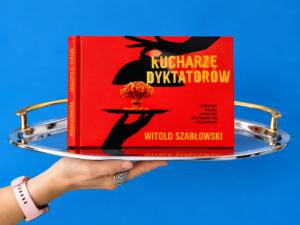 Na tacy stoi książka pod tytułem "Kucharze dyktatorów"